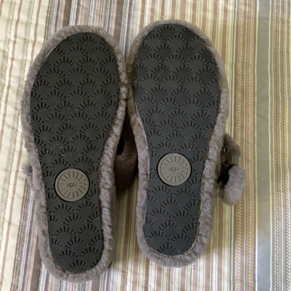 UGG SLIPPERS - Picture 6 of 6